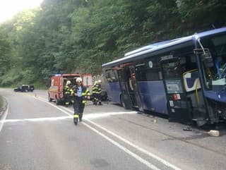 Pri nehode došlo k zrážke autobusu a troch osobných vozidiel.
