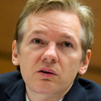Zakladateľ WikiLeaks zostáva vo
