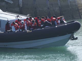 Migranti na člne pri