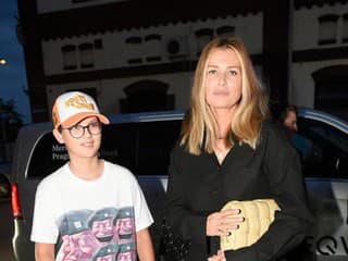 12-ročný syn robí modelke