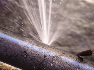 V dome manželov prasklo