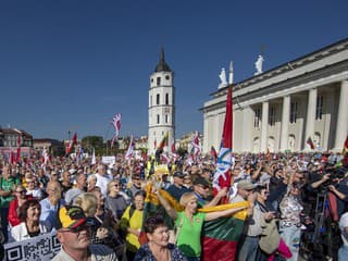 Litovčania demonštrovali proti covidpasom