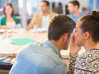 Ohovárate kolegov v práci?