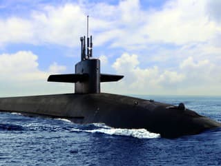 Americká jadrová ponorka narazila