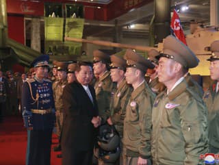 Kim Čong-un počas prehliadky