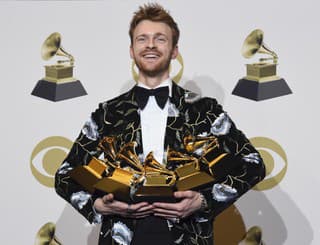 Producent a brat speváčky