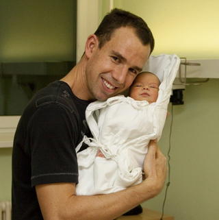 Hrbatý ukázal dcérku Ellu: