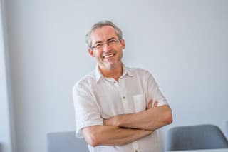 Tomáš stojí na čele