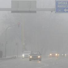 Slovensko pokrýva hmla, brzdí