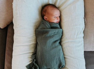 Alexovi sa narodila dcéra