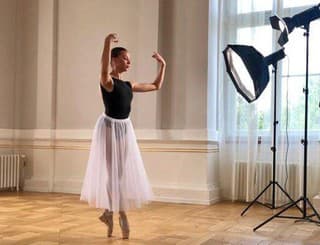 Vypočujte si skladbu Začal