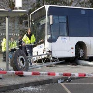 Autobus na letisku zrazil