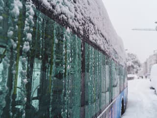 Sneh komplikuje dopravu aj