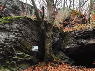 Jánošíkova skrýša sa vyznačuje