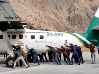 Drsné pristátie: Cestujúci museli