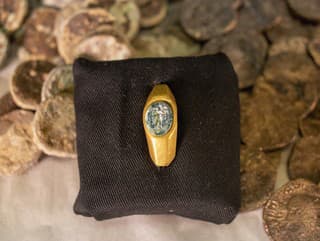 Odborníci vystavili zlatý prsteň