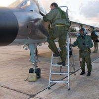 Kaddáfí nasadil letectvo, piloti