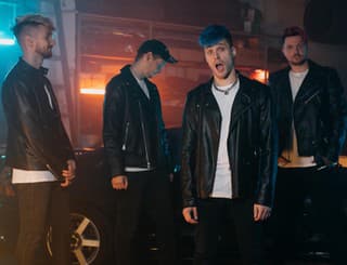 John Wolfhooker podpísali zmluvu