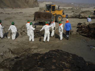 Peruánske úrady uzavreli tri pláže znečistené ropnými látkami, ku ktorých úniku došlo pre vlny cunami vyvolané sopečnou erupciou v súostroví Tonga.