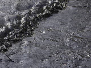 Peruánske úrady uzavreli tri pláže znečistené ropnými látkami, ku ktorých úniku došlo pre vlny cunami vyvolané sopečnou erupciou v súostroví Tonga.