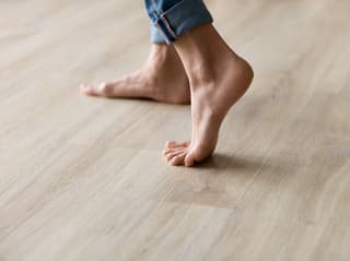 CHODÍTE doma stále BOSÍ?