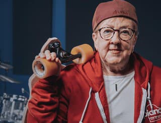 Bubnujúca babička valcuje internet.