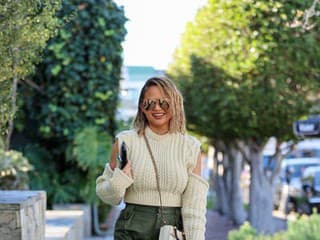 Chrissy sa snaží za