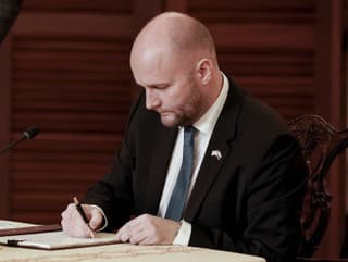 Jaroslav Naď podpisuje dohodu