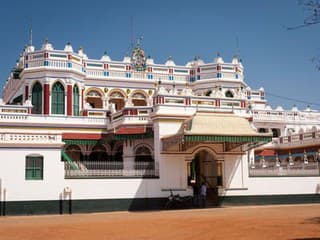 Vila v Kanadukathane