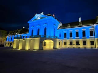 Prezidentský palác svieti na