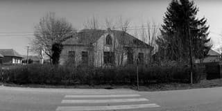 Opustená farská kúria naháňa