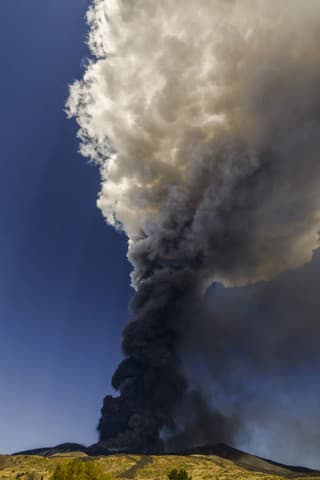 Sopka Etna chrlí dym