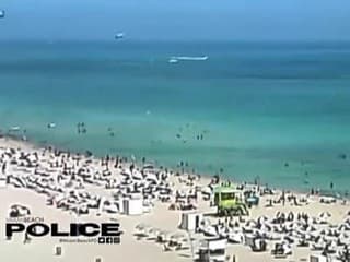 Hrôza na pláži: Medzi