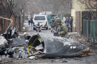 Vojak ukrajinskej armády kontroluje