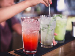 MIEŠANIE ALKOHOLU nie je