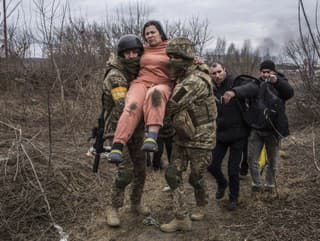 Ukrajinskí vojaci pomáhajú zranenej