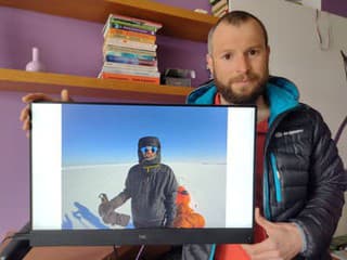 Jakub Sakala pózuje s