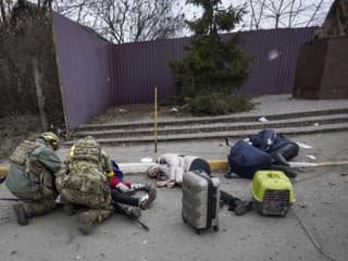 Ukrajinskí  vojaci pomahajú