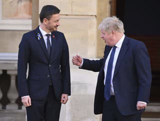 Boris Johnson (vpravo) víta