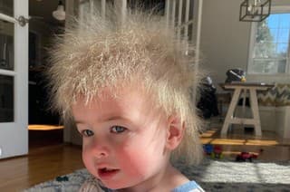 Locklanove vlasy vzdorujú gravitácii: