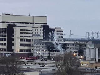 Na snímke požiar v Záporožskej jadrovej elektrárni, najväčšej jadrovej elektrárni v Európe, po útoku ruských jednotiek v Enerhodare