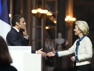 Ursula von der Leyen a Emmanuel Macron na summite EÚ
