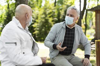 Rúška a respirátory sú