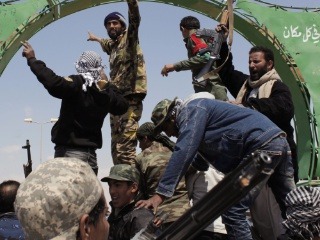 LÍBYA Kaddáfího sily ostreľovali