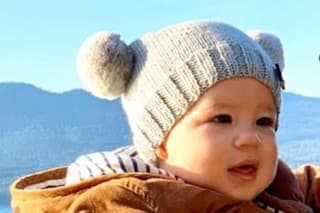 Syn princa Harryho navštevuje