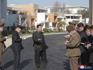 Kim Čong-un (v strede)
