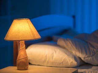 Zvyknete SPÁVAŤ pri zapnutom