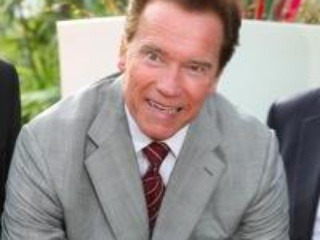 Schwarzenegger si brúsi zuby