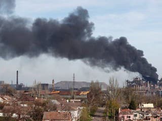 Dym nad elektrárňou Azovstaľ v Mariupole