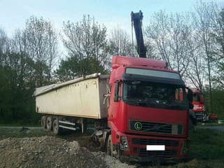 Prevrátený kamión pri obci